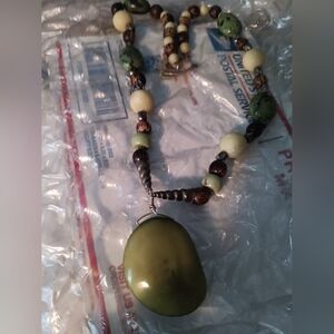 BEAUTIFUL LARGE GREEN STONE WOOD BEADS & STONE NECKLACE